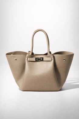 Luigisanto elegnacka damska torebka w stylu tulip bag z dopinanym długim paskiem ze skóry naturalnej w kolorze cimenym beżowym